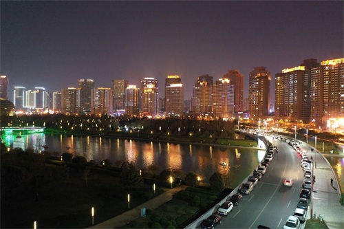 迷人的夜景 时尚的城市，郑州东区明天会更加美好