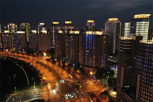 迷人的夜景 时尚的城市，郑州东区明天会更加美好