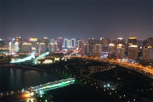 迷人的夜景 时尚的城市，郑州东区明天会更加美好