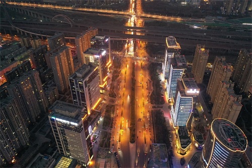 迷人的夜景 时尚的城市，郑州东区明天会更加美好
