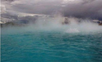 ​女骑车被两男子抬着的钢管击中断头身亡，引发社会关注与讨论！