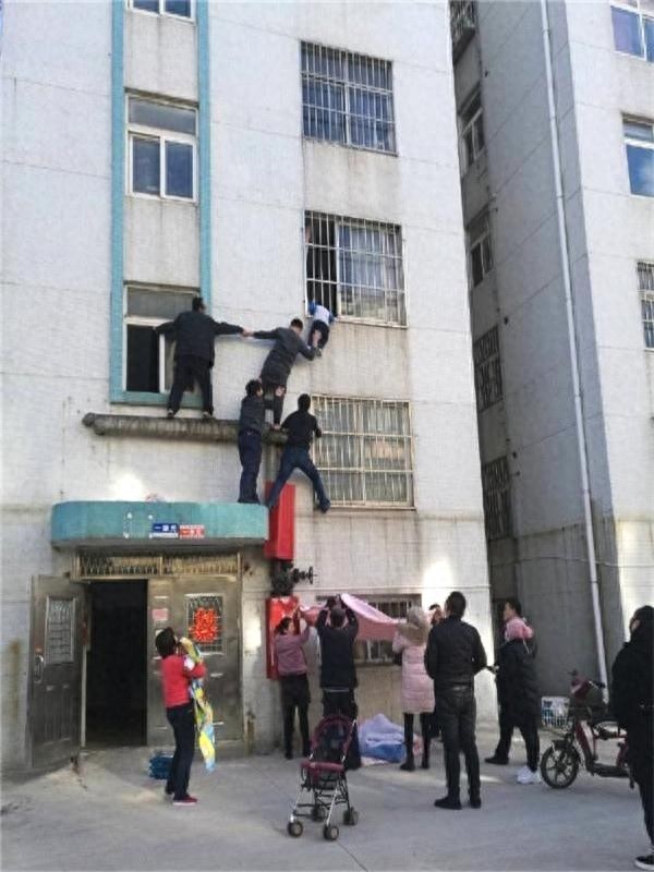 3岁男孩身悬半空，邻居搭“最美人梯”营救！网友：太感动了
