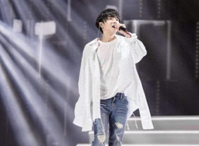 ​明星的应援色是啥？华晨宇火烈红海，张杰温柔蓝洋，王一博最特别