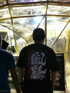 ​网络主播卢本伟因直播中使用外挂以及不当言论和行为，被永久封禁