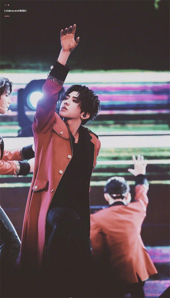 ninepercent北京场见面会，蔡徐坤一身红衣帅气逼人！