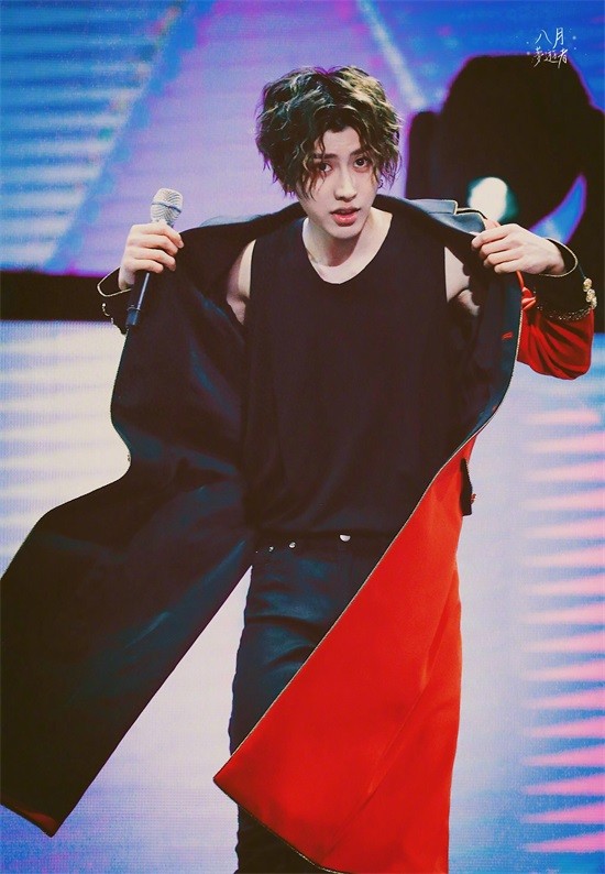 ninepercent北京场见面会，蔡徐坤一身红衣帅气逼人！