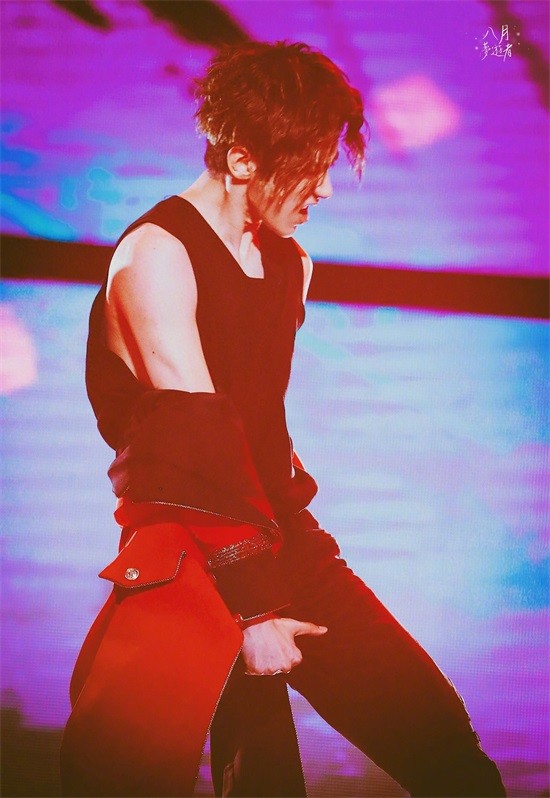 ninepercent北京场见面会，蔡徐坤一身红衣帅气逼人！