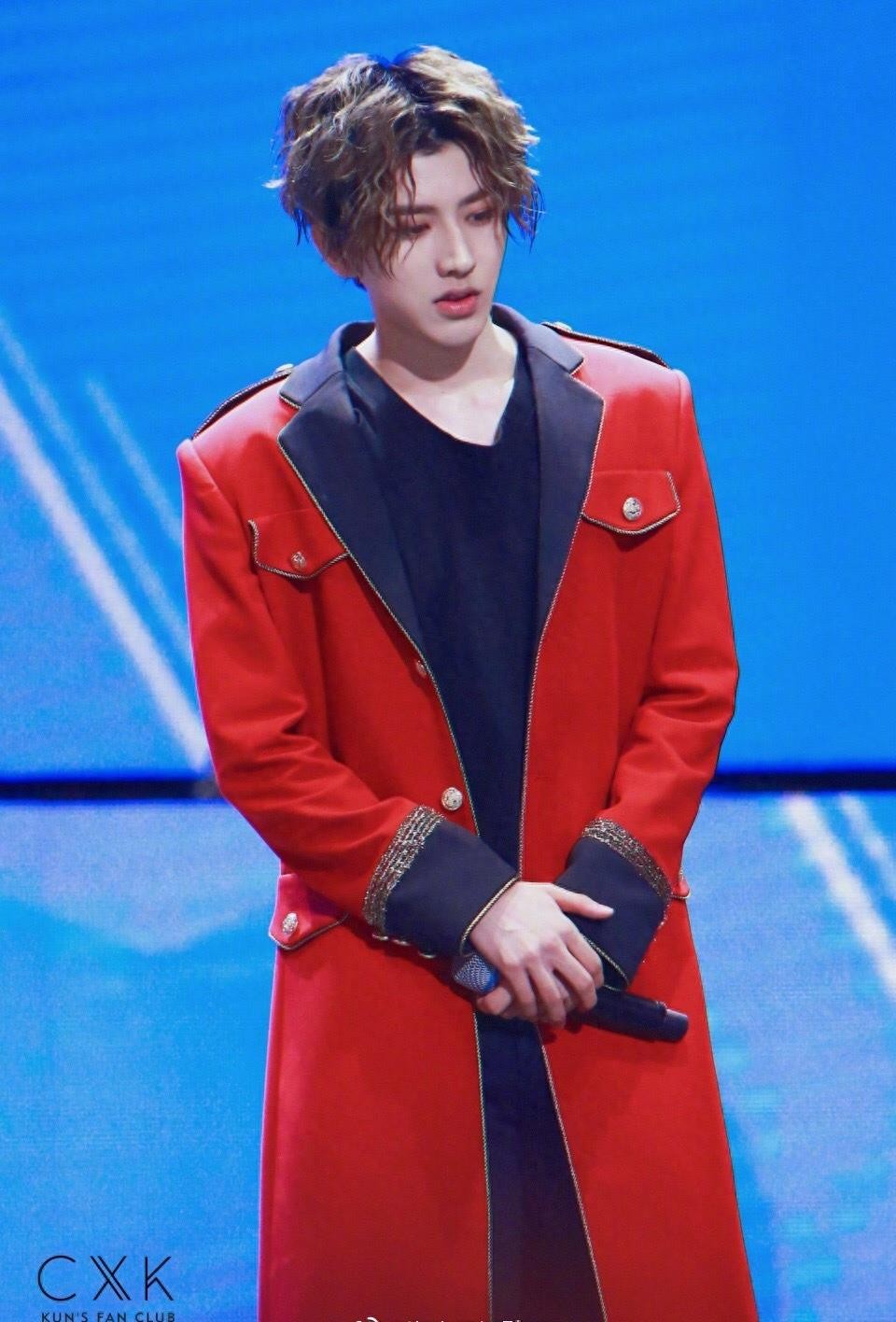 ninepercent北京场见面会，蔡徐坤一身红衣帅气逼人！