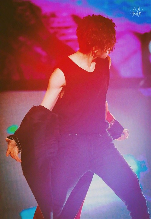 ninepercent北京场见面会，蔡徐坤一身红衣帅气逼人！