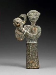 ​陕西文物览神秘的西周男女铜人 竟与三星堆铜人持相似手势