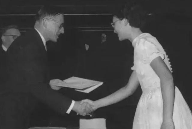 音乐史上钢琴诗人是谁（钢琴诗人顾圣婴）(13)