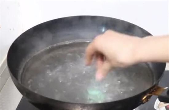 白衣服整体染红了怎么去掉,白色衣服染色了红色怎么办,要怎么洗图3