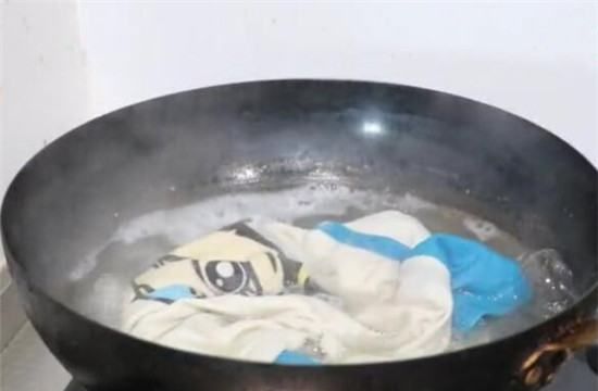 白衣服整体染红了怎么去掉,白色衣服染色了红色怎么办,要怎么洗图5