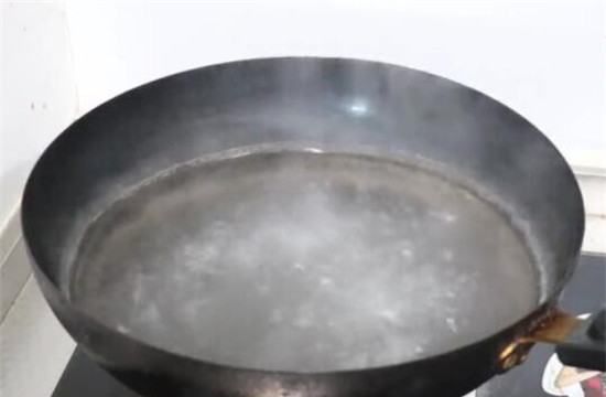 白衣服整体染红了怎么去掉,白色衣服染色了红色怎么办,要怎么洗图2