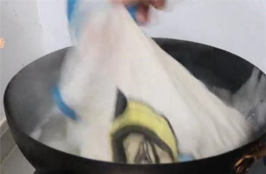 白衣服整体染红了怎么去掉,白色衣服染色了红色怎么办,要怎么洗图6