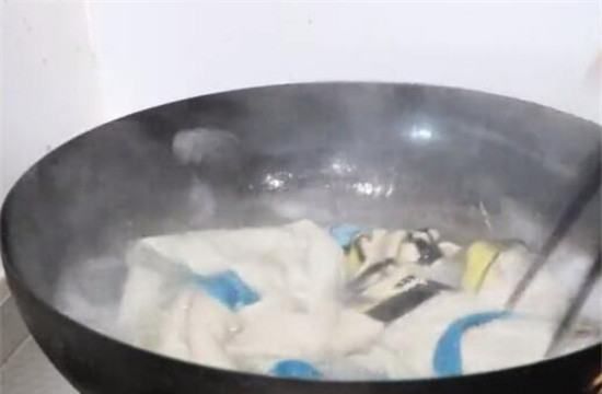 白衣服整体染红了怎么去掉,白色衣服染色了红色怎么办,要怎么洗图4