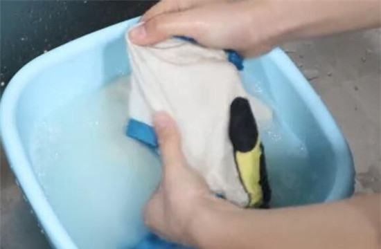 白衣服整体染红了怎么去掉,白色衣服染色了红色怎么办,要怎么洗图8