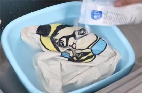 白衣服整体染红了怎么去掉,白色衣服染色了红色怎么办,要怎么洗图7