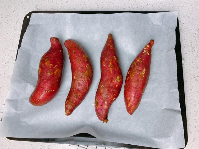 如何用烤箱做外焦里嫩的烤红薯（很火的3种烤箱版烤红薯）(7)