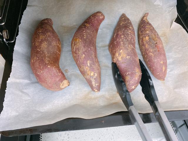 如何用烤箱做外焦里嫩的烤红薯（很火的3种烤箱版烤红薯）(10)