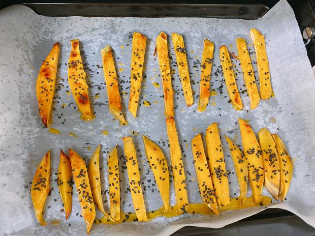 如何用烤箱做外焦里嫩的烤红薯（很火的3种烤箱版烤红薯）(32)