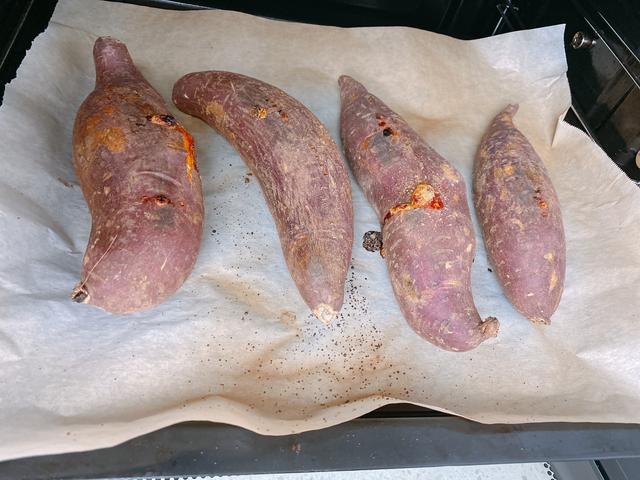 如何用烤箱做外焦里嫩的烤红薯（很火的3种烤箱版烤红薯）(11)