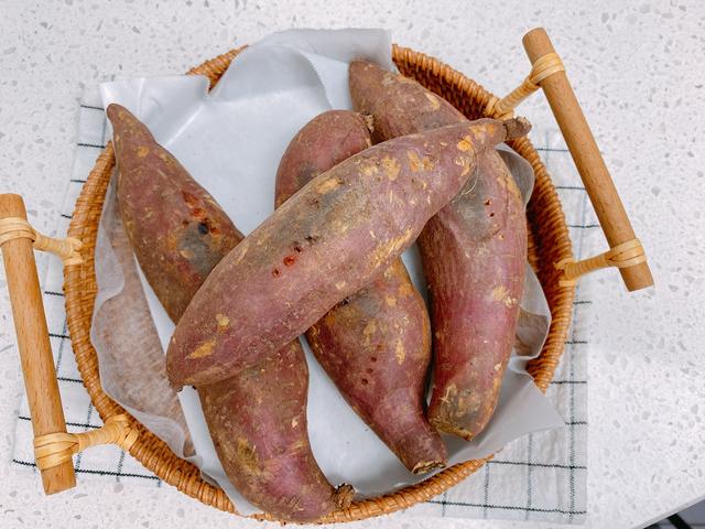 如何用烤箱做外焦里嫩的烤红薯（很火的3种烤箱版烤红薯）(12)