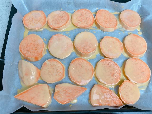 如何用烤箱做外焦里嫩的烤红薯（很火的3种烤箱版烤红薯）(22)