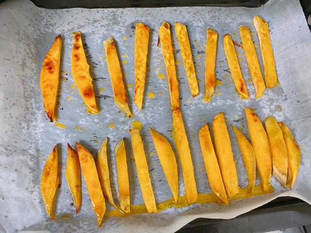 如何用烤箱做外焦里嫩的烤红薯（很火的3种烤箱版烤红薯）(31)