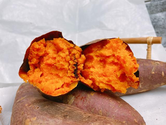 如何用烤箱做外焦里嫩的烤红薯（很火的3种烤箱版烤红薯）(15)