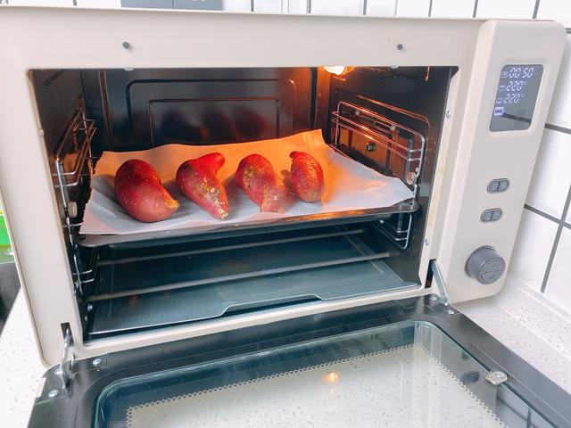 如何用烤箱做外焦里嫩的烤红薯（很火的3种烤箱版烤红薯）(9)