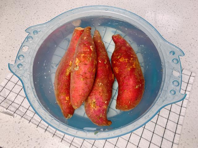 如何用烤箱做外焦里嫩的烤红薯（很火的3种烤箱版烤红薯）(6)