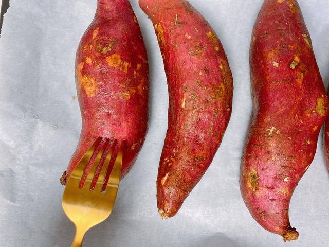 如何用烤箱做外焦里嫩的烤红薯（很火的3种烤箱版烤红薯）(8)