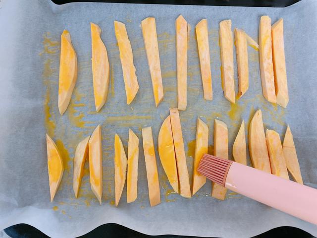 如何用烤箱做外焦里嫩的烤红薯（很火的3种烤箱版烤红薯）(29)