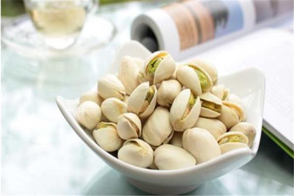 开心果能和牛奶一起吃吗 牛奶食用方法 开心果能和牛奶一起吃吗 牛奶食用方法