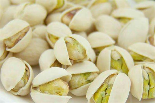 开心果能和牛奶一起吃吗 牛奶食用方法 开心果能和牛奶一起吃吗 牛奶食用方法