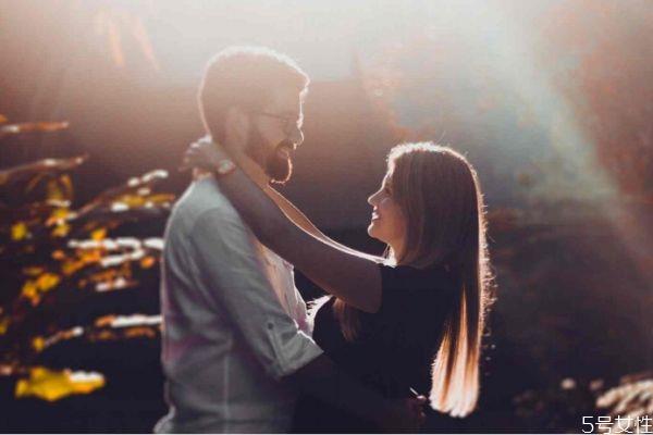 男友说谎的表现有什么 怎么分辨男友是否说谎 男友说谎的表现有什么 怎么分辨男友是否说谎