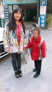 ​贵阳七岁小女孩被甩路边 原因竟是的哥要拼客