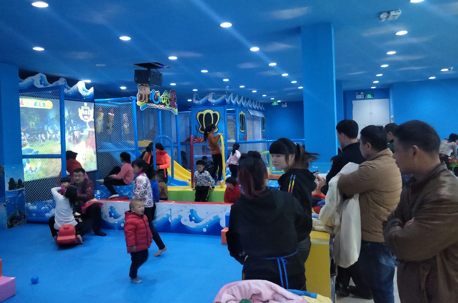 开什么店很吸引小孩子:一个带孩子的人适合开什么店