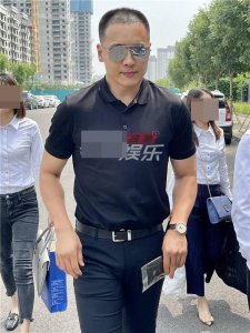 ​高云翔现身法院打官司，戴墨镜单手插袋气场足，被问复出微微一笑