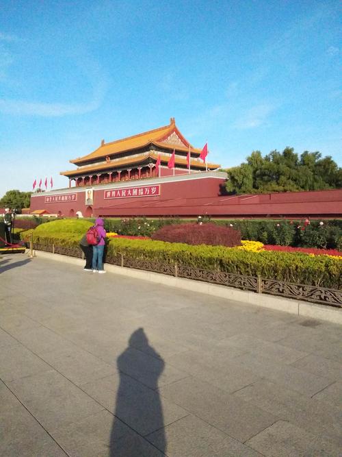 1、北京,是我们生活中比较熟悉的地方,也是我国历史文化名城,同时也是我国第一座现代意义上的皇家园林,来到北京一定要去体会一下首都的气息,而且也要到故宫看看紫禁城,去北京旅游就要一天之中都体验到了北京的特色,如果你觉得时间比较紧可以选择在一个景区或者酒店里面休息一下,这也是一种旅游方式啊;