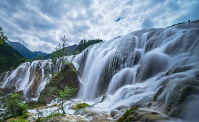​九寨沟瀑布，迷人的九寨沟中瀑布像什么？
