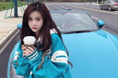 ​杨清柠晒出童年照片，大眼睛双眼皮，网友：原来是从小美到大的