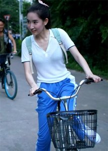 ​王玉雯内衣若隐若现，校服成了透视装，试问谁穿过这样的校服啊