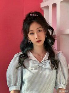 ​还记得《巴啦啦小魔仙》里的刘美含吗？考完研后去摆摊？