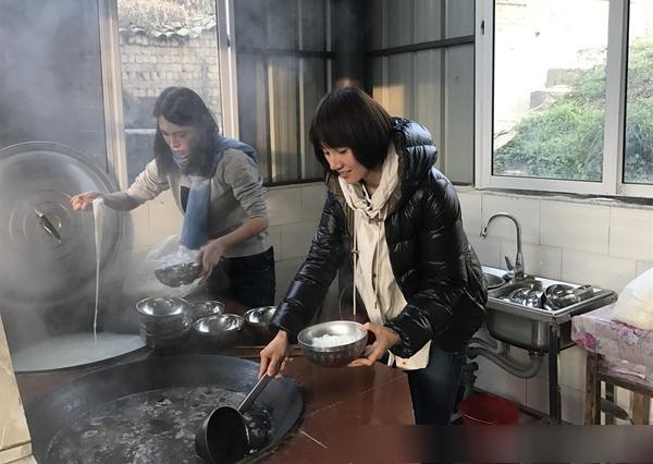 《和平饭店》里被吐槽嘴大,而她在公益上的时间,比拍戏时间还多