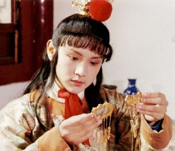 ​红楼梦中宝玉的通灵宝玉是怎么来的？书里是怎么写的？