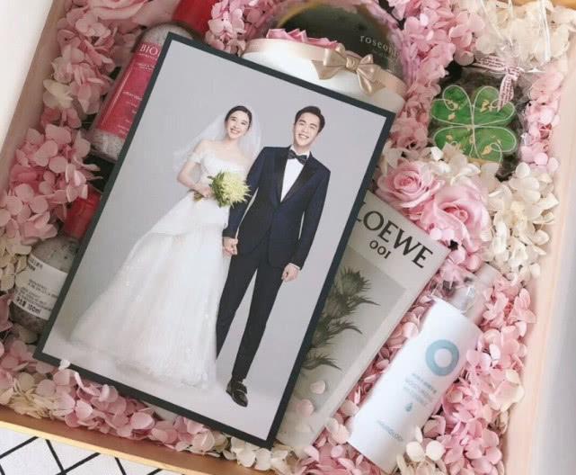 有种“婚纱照”叫张若昀唐艺昕，同款笑容，满屏的“夫妻相”