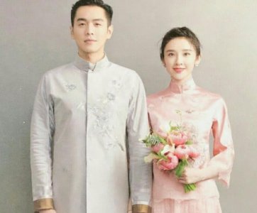 ​有种“婚纱照”叫张若昀唐艺昕，同款笑容，满屏的“夫妻相”