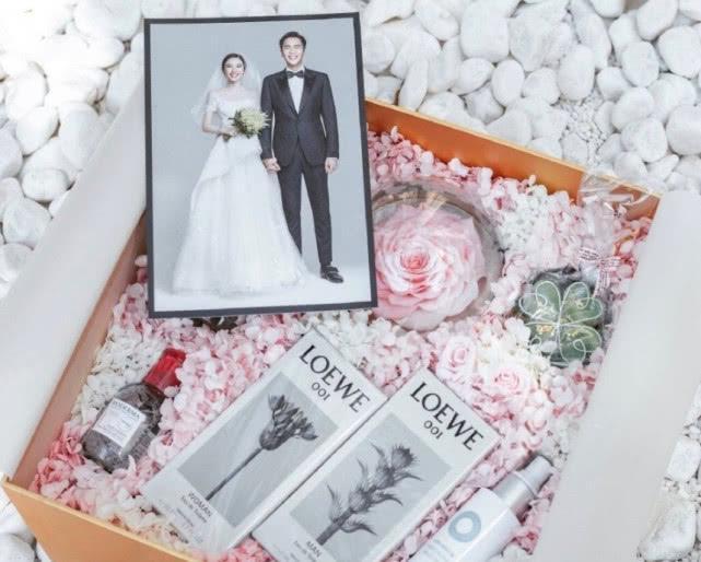 有种“婚纱照”叫张若昀唐艺昕，同款笑容，满屏的“夫妻相”